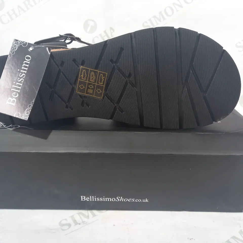 BOXED PAIR OF BELLISSIMO OPEN TOE LOW WEDGE SANDALS IN BLACK SIZE 7
