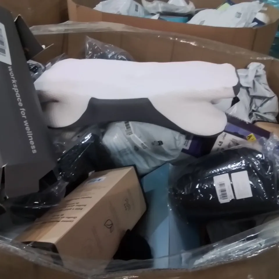 PALLET CONTAINING LARGE QUANTITY OF PILLOWS