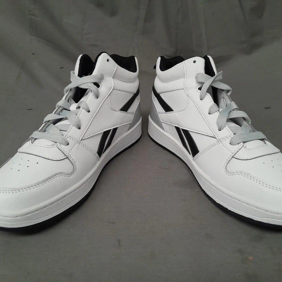 PAIR OF REEBOK HI-TOP TRAINERS IN WHITE/BLACK UK SIZE 5