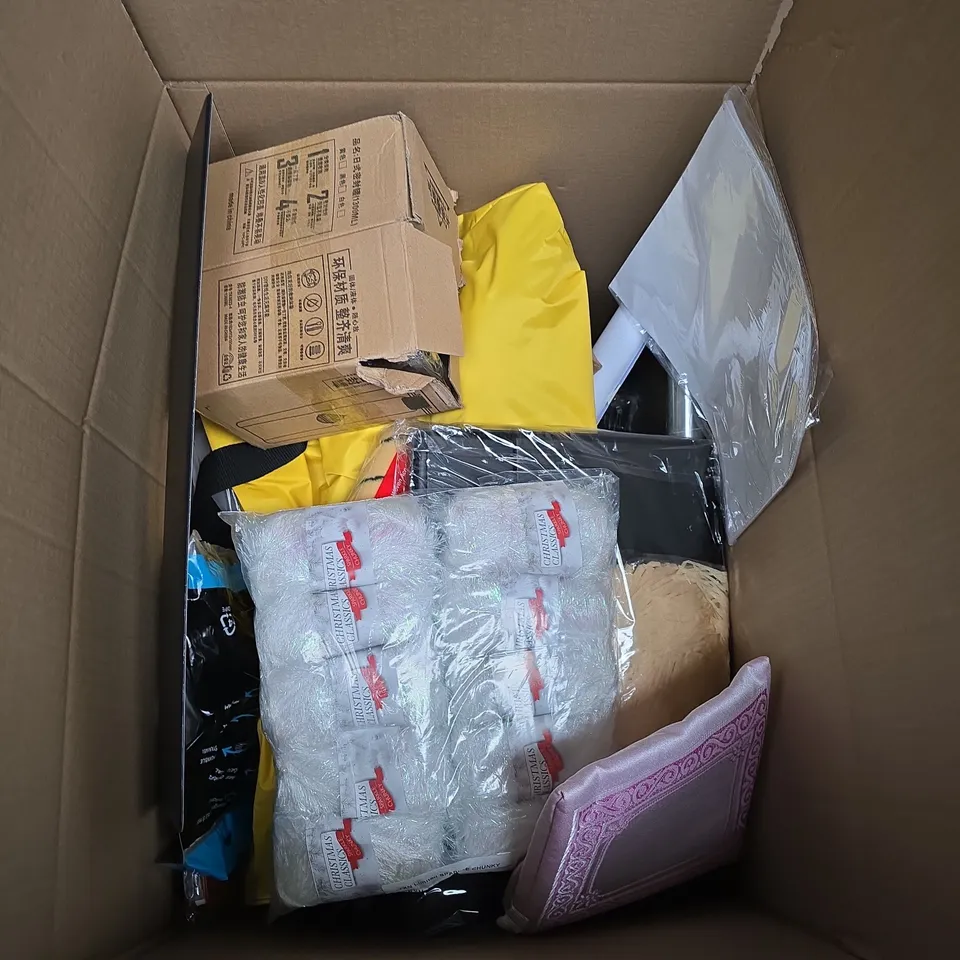 BOX OF APPROXIMATELY 15 ASSORTED HOUSEHOLD ITEMS TO INCLUDE CARPET RUNNER, 5 GANG EXTENSION LEAD AND A WREATH