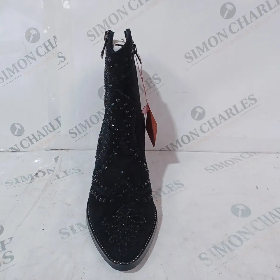 BOXED PAIR OF MODA IN PELLE LOW BLOCK HEEL WESTERN STYLE SUEDE ANKLE BOOTS IN BLACK SIZE 6