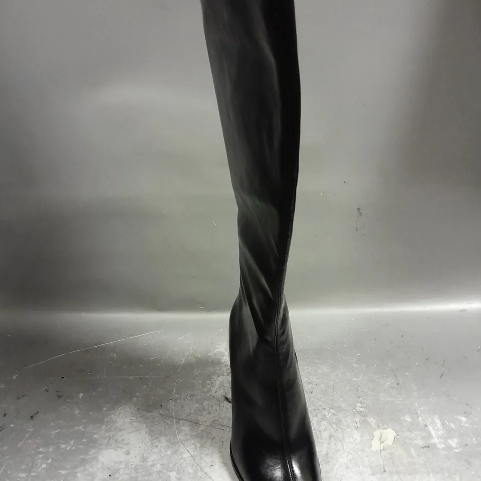 PAIR OF BERSHKA KNEE HIGH BLOCK HEEL BOOTS IN BLACK SIZE UK 3