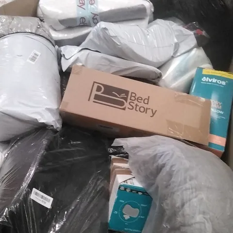 A PALLET CONTAINING A LARGE QUANTITY OF ASSORTED PILLOWS WHICH INCLUDE MEMORY FOAM ETC