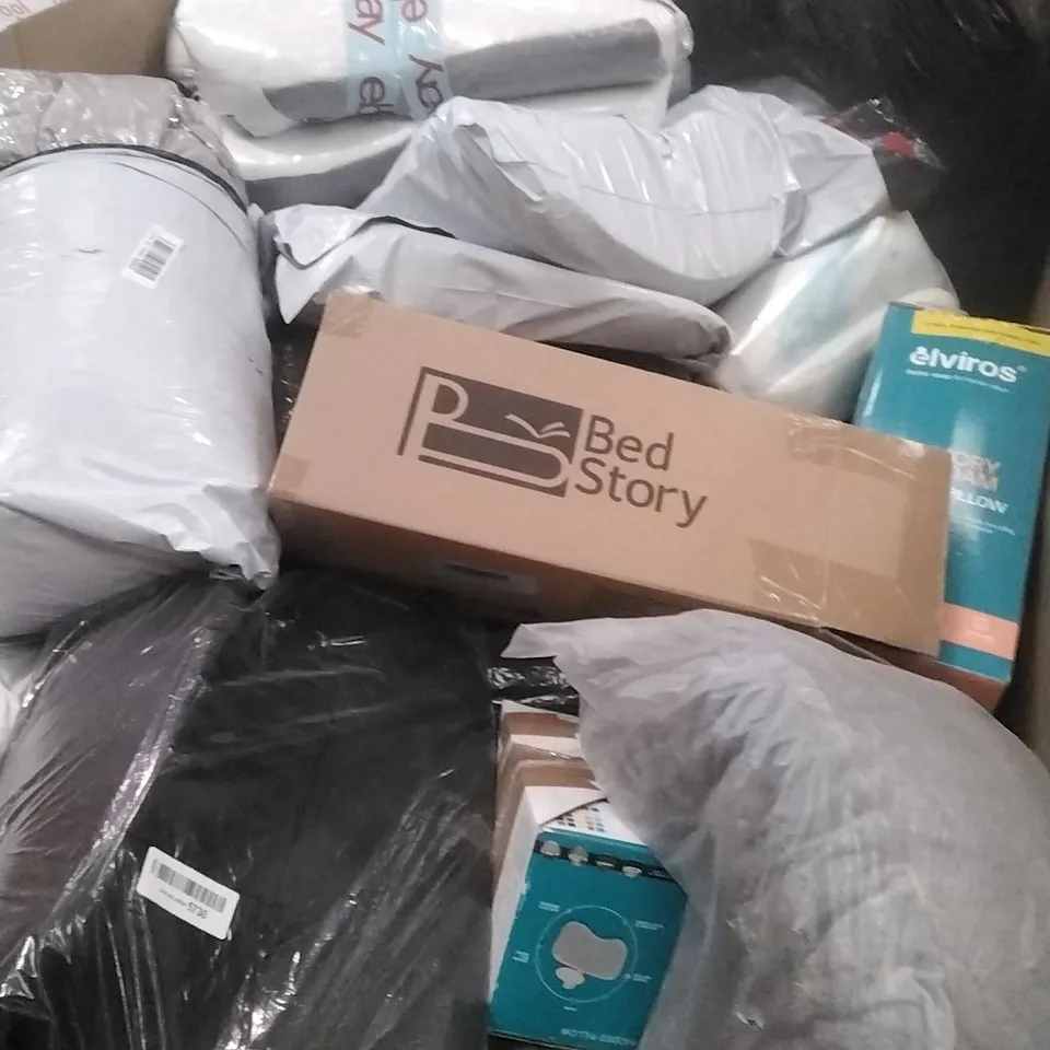 A PALLET CONTAINING A LARGE QUANTITY OF ASSORTED PILLOWS WHICH INCLUDE MEMORY FOAM ETC