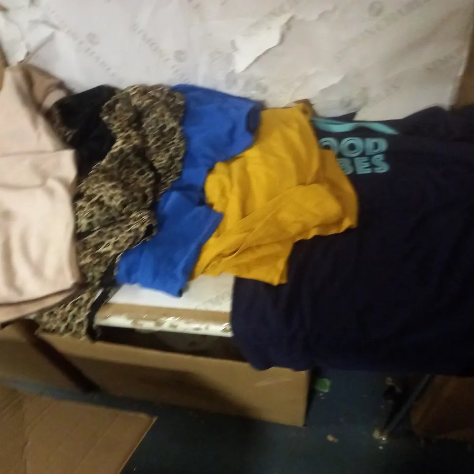 LOT OF APPROX 70 ASSORTED WOMEN CLOTHES TO INCLUDE SHIRTS, LEGGINGS, JUMPERS ETC
