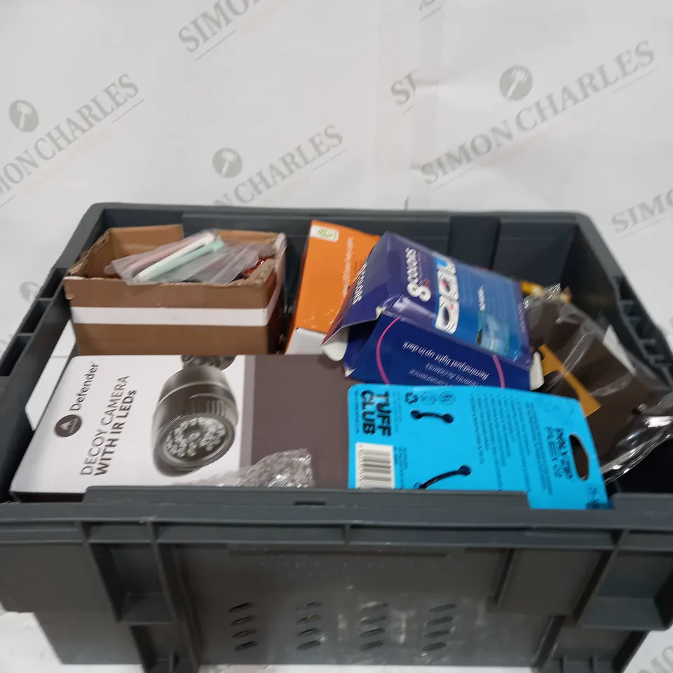 BOX TO CONTAIN APPROX 25 X ASSORTED HOUSEHOLD PRODUCTS, INCLUDES LED LIGHTS, DECOY CAMERA, CORONATION MEMORABILIA, CAN OPENER ETC