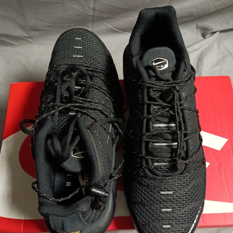 NIKE AIR MAX PLUS UTILITY TRAINERS – BLACK/METALLIC SILVER, UK 6.5 (MEN)