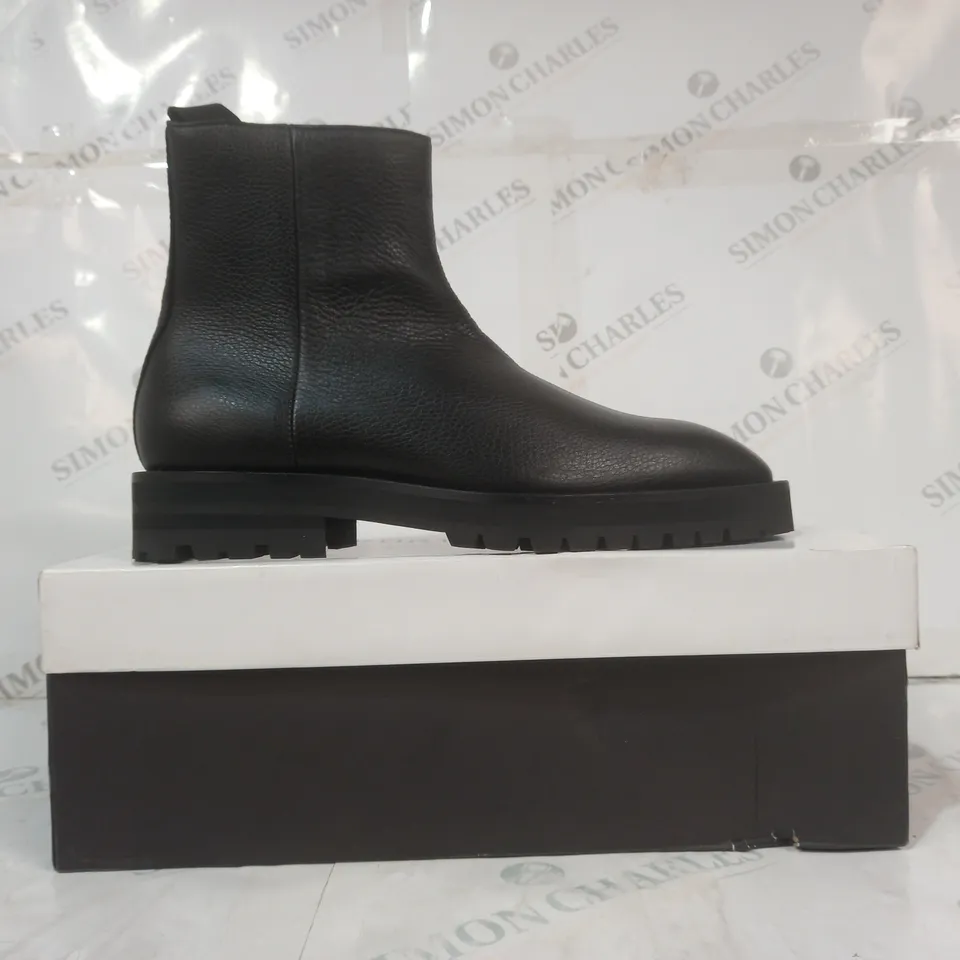 BOXED PAIR OF KURT GEIGER LEATHER CHELSEA BOOTS IN BLACK EU SIZE 42