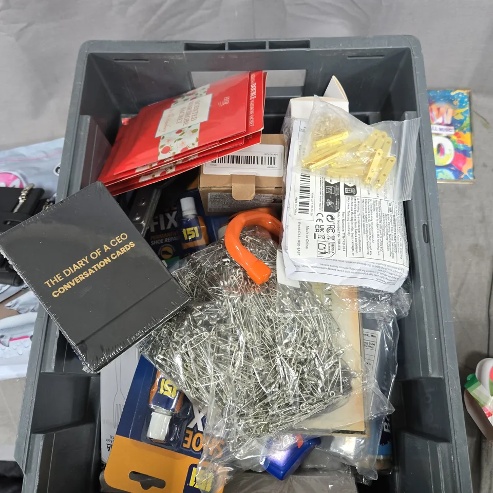 TOTE OF APPROXIMATELY 20 ASSORTED ITEMS TO INCLUDE: NOW THATS WHAT I CALL 90S CD AND MINI GEL AIR FRESHENERS