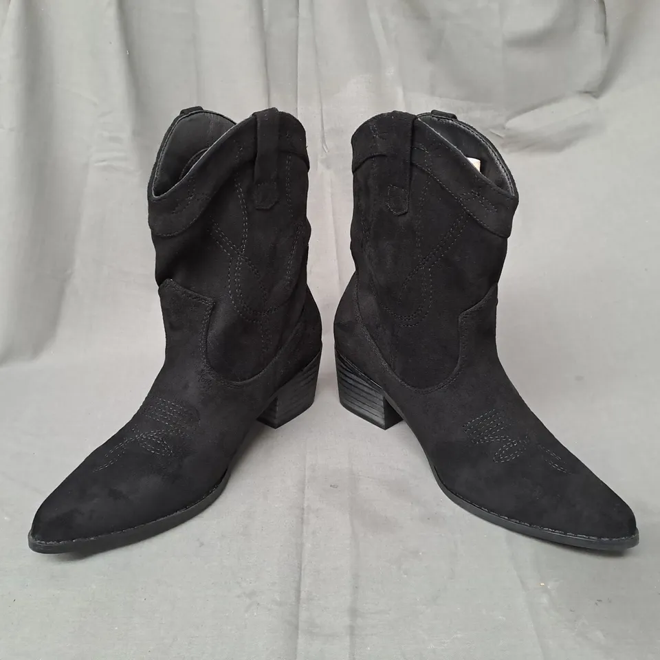 BOXED PAIR OF BOOHOO WIDE FIT WESTERN COWBOY BOOTS IN BLACK SIZE 6