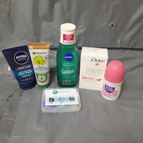 APPROXIMATELY 20 ASSORTED COSMETICS PRODUCTS TO INCLUDE - DOVE MAXIMUM PROTECTION DEODORANT STICK - NIVEA DERMA CLEAR TONER - GARNIER HAND SUPERFOOD CREAM - ETC