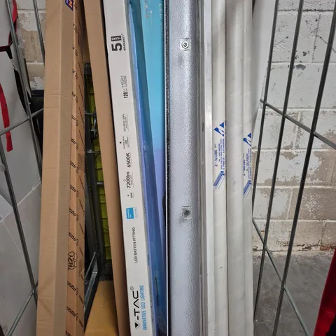 CAGE OF APPROXIMATELY 8 ASSORTED HOUSEHOLD ITEMS TO INCLUDE LED BATTEN FITTINGS, ETC - COLLECTION ONLY