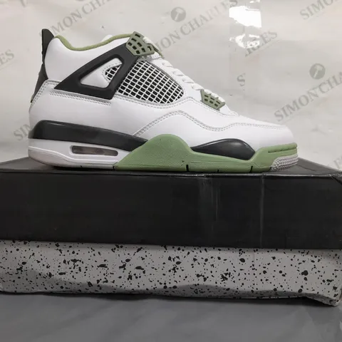 BOXED PAIR OF NIKE WOMENS AIR JORDAN 4 RETRO SHOES IN WHITE/GREEN UK SIZE 7.5