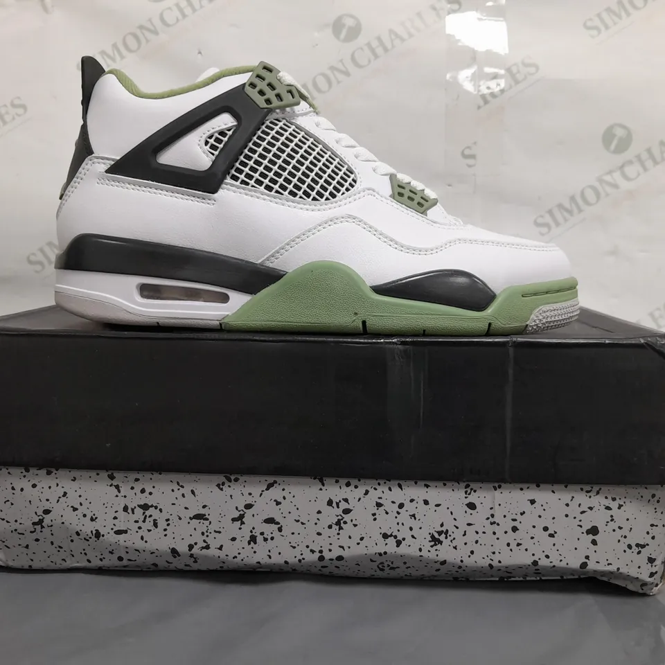 BOXED PAIR OF NIKE WOMENS AIR JORDAN 4 RETRO SHOES IN WHITE/GREEN UK SIZE 7.5