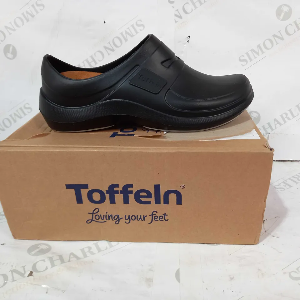 BOXED PAIR OF TOFFELN SLIP ON SHOES IN BLACK UK SIZE 6