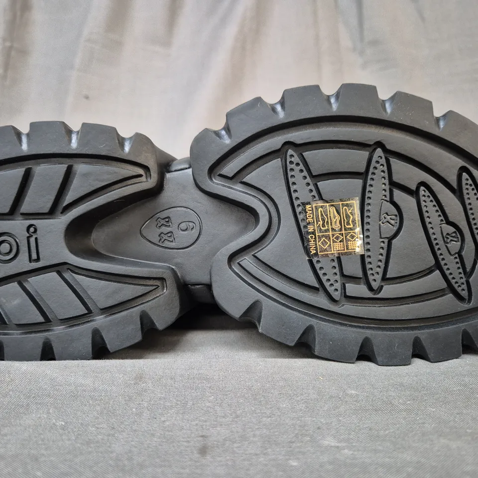 BOXED PAIR OF KOI A GLASS MIRAGE SNOW BOOTS IN STEEL SIZE 6