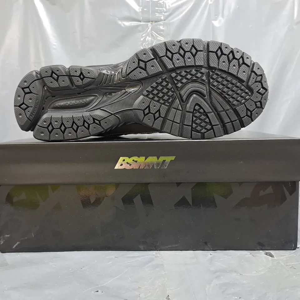 BOXED PAIR OF NEW BALANCE BSMNT SHOES IN BLACK/METALLIC SILVER SIZE UK 11
