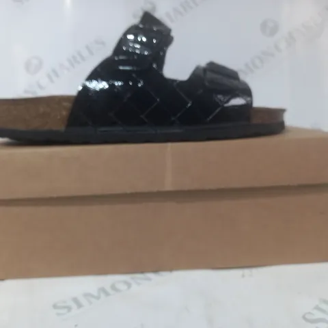 BOXED PAIR OF BONOVA OPEN TOE SANDALS IN BLACK SIZE 6