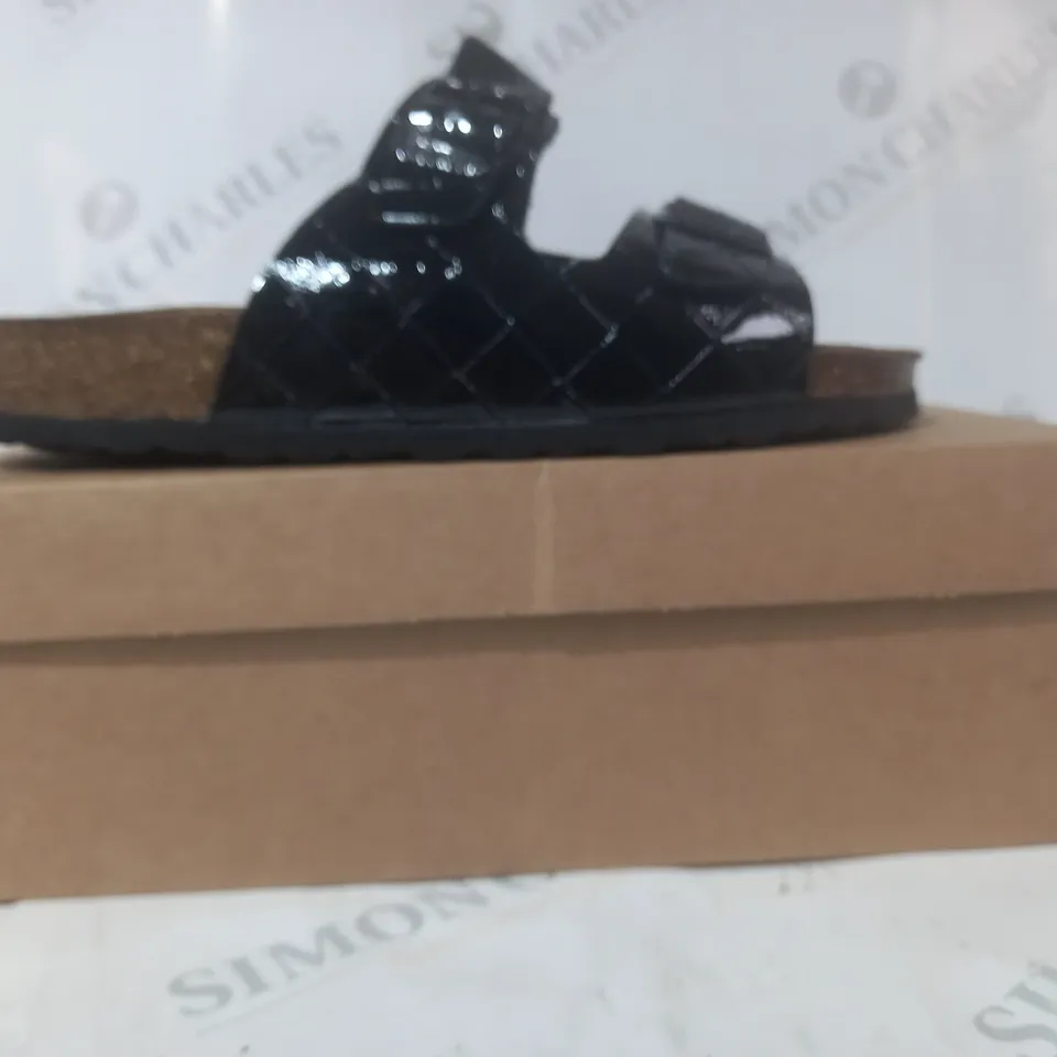 BOXED PAIR OF BONOVA OPEN TOE SANDALS IN BLACK SIZE 6