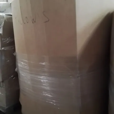 PALLET CONTAINING A LARGE QUANTITY OF PILLOWS