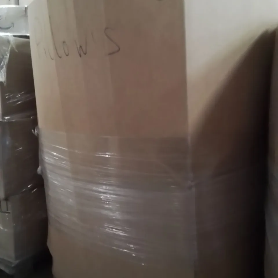 PALLET CONTAINING A LARGE QUANTITY OF PILLOWS