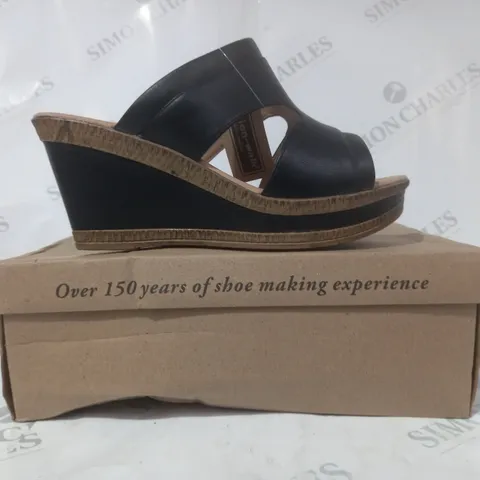 BOXED PAIR OF CUSHION WALK OPEN TOE WEDGE SANDALS IN BLACK SIZE 5