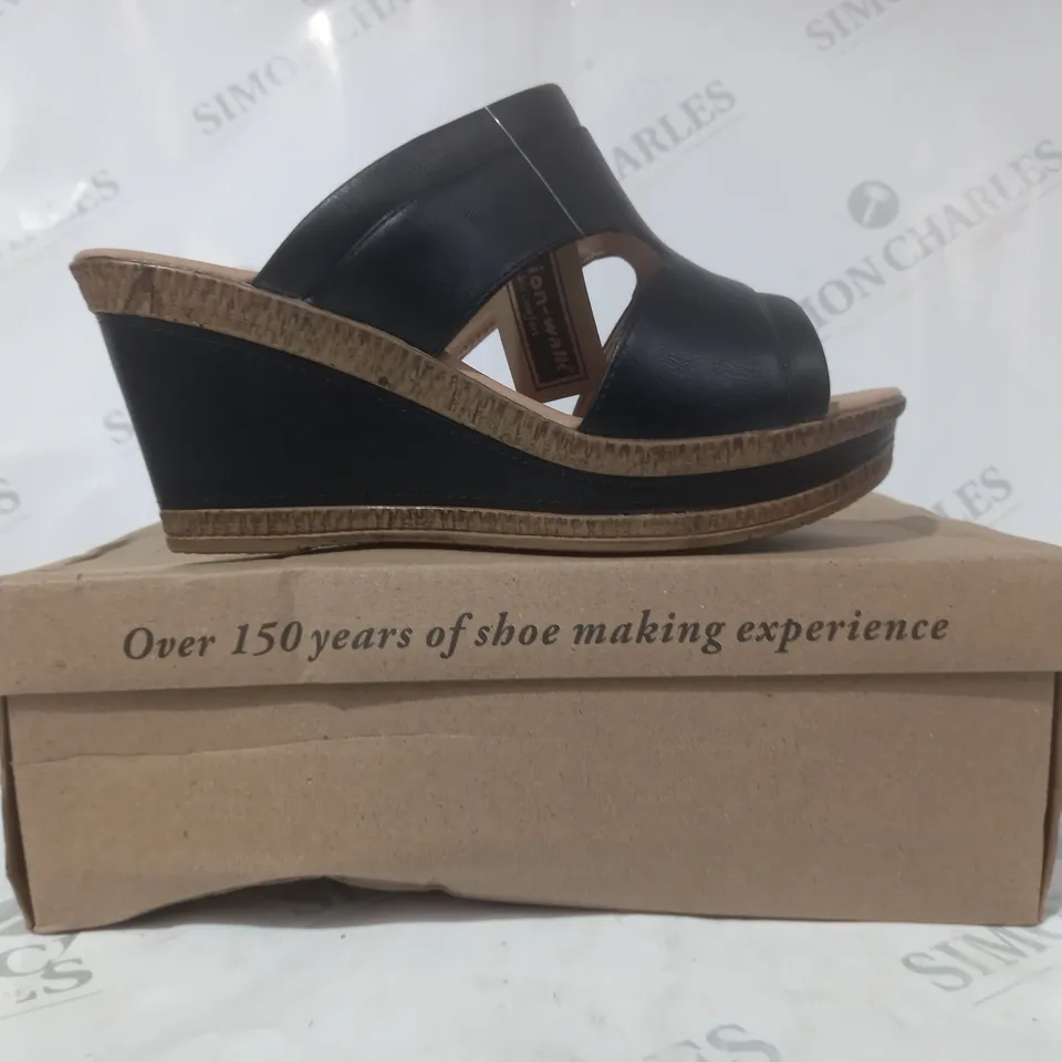 BOXED PAIR OF CUSHION WALK OPEN TOE WEDGE SANDALS IN BLACK SIZE 5