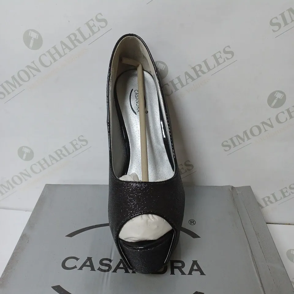 BOXED PAIR OF CASANDRA OPEN TOE HEELED PLATFORM SHOES IN BLACK GLITTER SIZE 6 