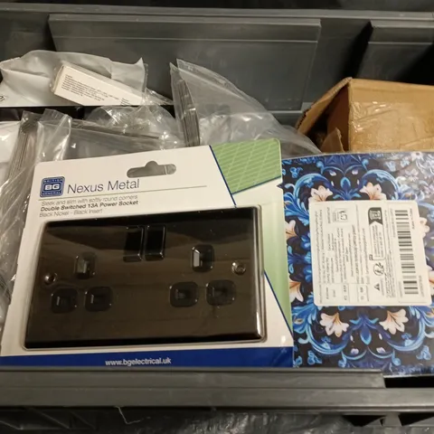 APPROXIMATELY 20 ASSORTED HOUSEHOLD ITEMS TO INCLUDE POWER SOCKET, COIN CAPSUES ETC...