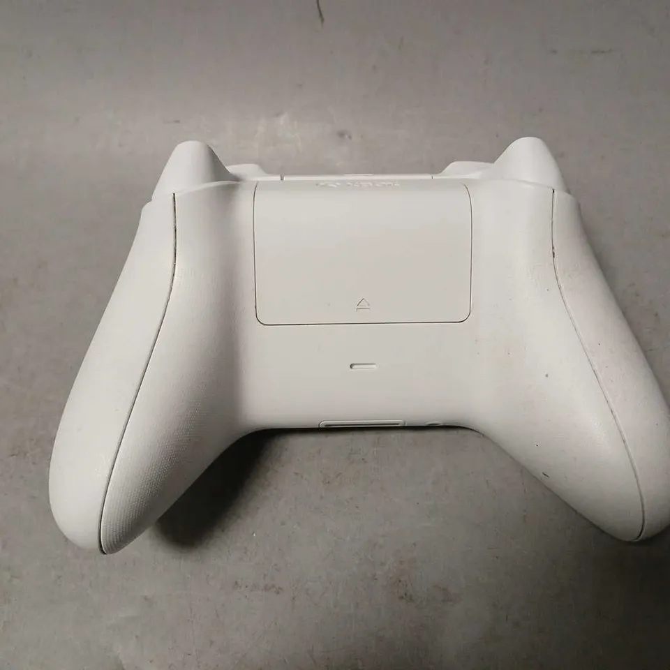 XBOX X CONTROLLER IN WHITE