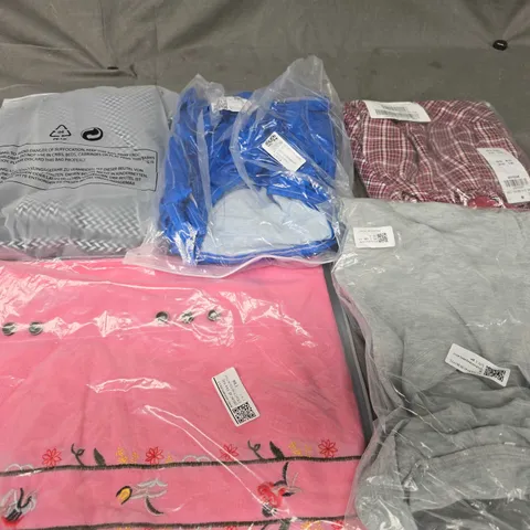 LARGE BOX OF APPROXIMATELY 20 ASSORTED CLOTHING ITEMS IN VARIOUS SIZES, STYLES AND COLOUR