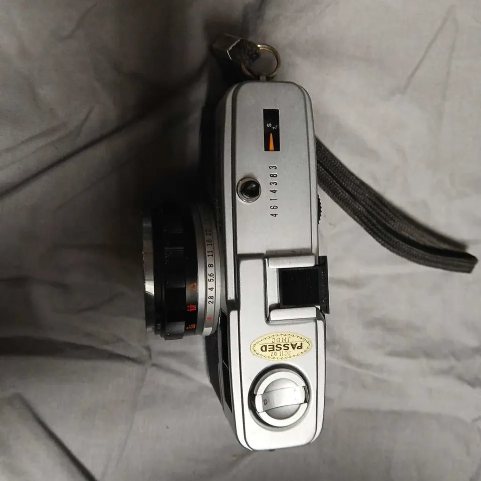 OLYMPUS TRIP 35 35MM FILM CAMERA WITH LEATHERETTE BODY AND CASE-CASE SHOWS SIGNS OF DAMAGE 