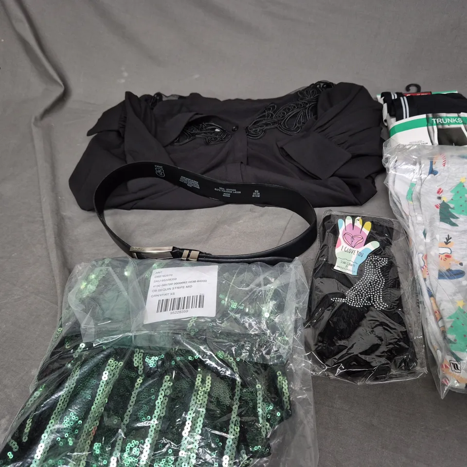 APPROXIMATELY 20 ASSORTED CLOTHING ITEMS IN VARIOUS SIZES TO INCLUDE - BOXERS , GLOVES , BELT ETC