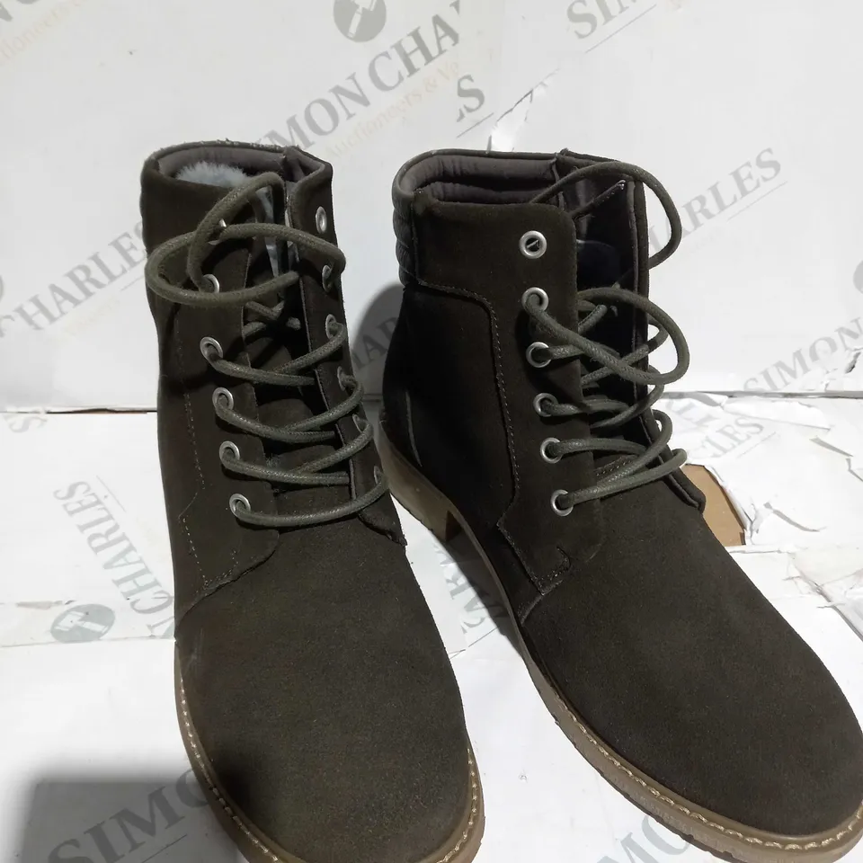 BOXED PAIR OF EMU EXPLORER BIRICET LACE UP WATERPROOF ANKLE BOOTS IN DARK OLIVE - UK SIZE 7