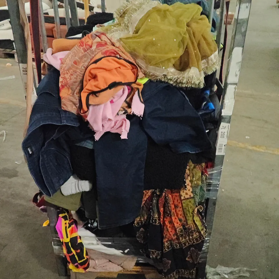 CAGE OF ASSORTED CLOTHING ITEMS TO INCLUDE HUGO BOSS, CIDER AND LOVEYOURS 