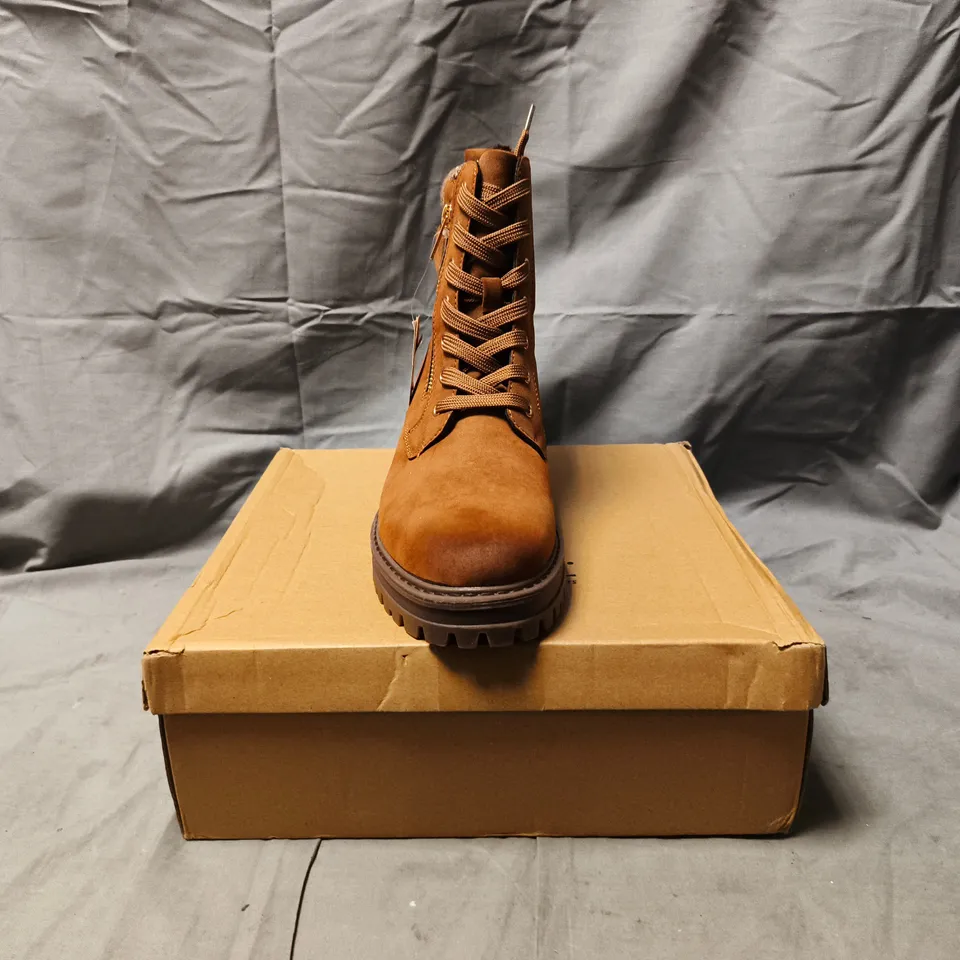 BOXED PAIR OF JO & JOE ONTARIO ANKLE BOOTS IN CAMEL SIZE UK 8