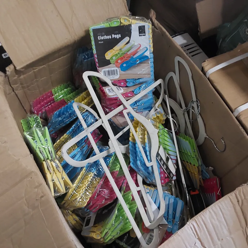 BOX CONTAINING A LARGE QUANTITY OF CLOTHES PEGS AND HANGERS