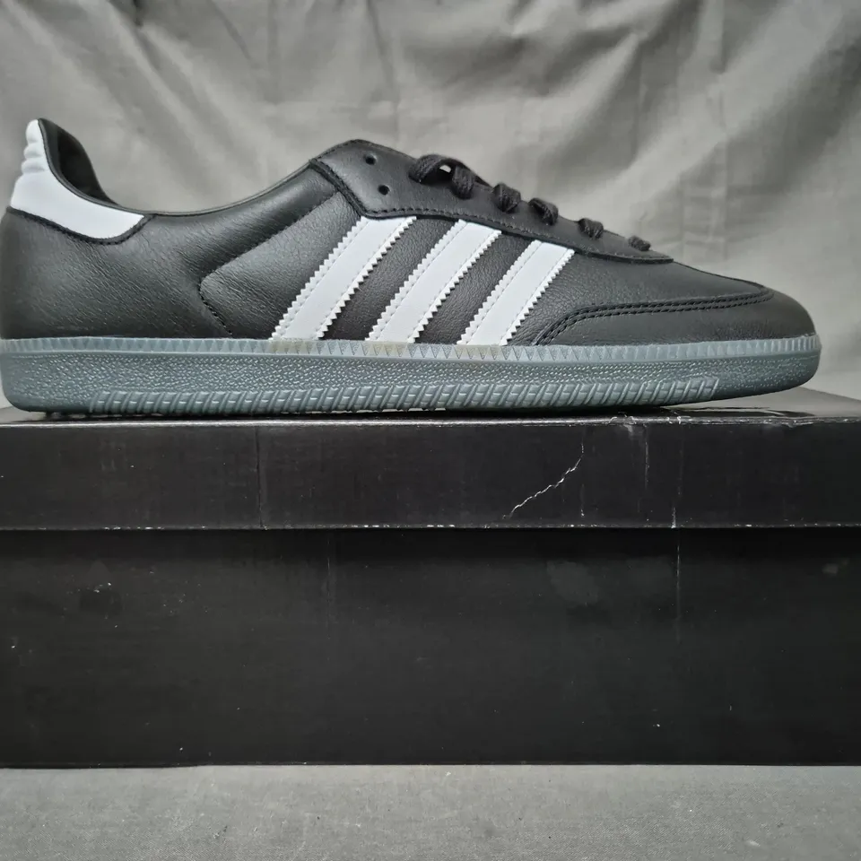 BOXED PAIR OF ADIDAS FA SAMBA SHOES IN BLACK/WHITE UK SIZE 11