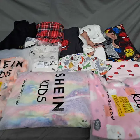 BOX OF ASSORTED CHILDRENS CLOTHING VARYING IN SIZE/COLOUR/STYLE TO INCLUDE: TOPS, VESTS, JUMPERS