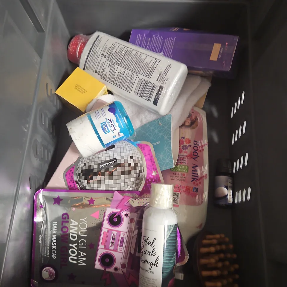 APPROXIMATEY 20 ASSORTED HEALTH AND BEAUTY PRODUCTS TO INCLUDE - PINK WIG - KINKY-CURLY CURLING CUSTARD - RAMER BODY SPONGE - ETC