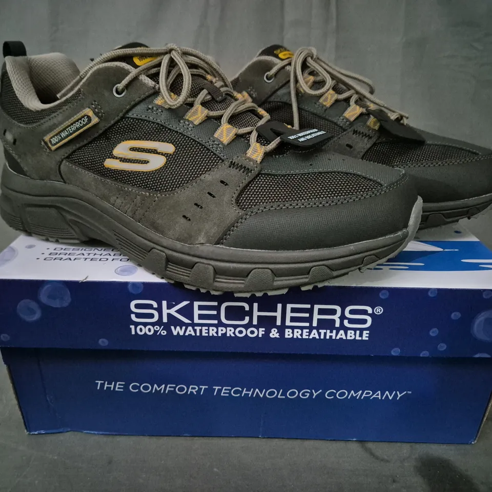 BOXED PAIR OF SKECHERS TRAINERS IN STONE/BROWN UK SIZE 11