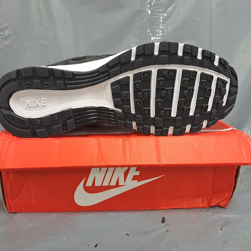 BOXED PAIR OF NIKE P-6000 SHOES IN BLACK/GREY SIZE UK 9