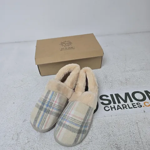 JO & JOE HERITAGE OATMEAL SLIPPERS – UK SIZE 8