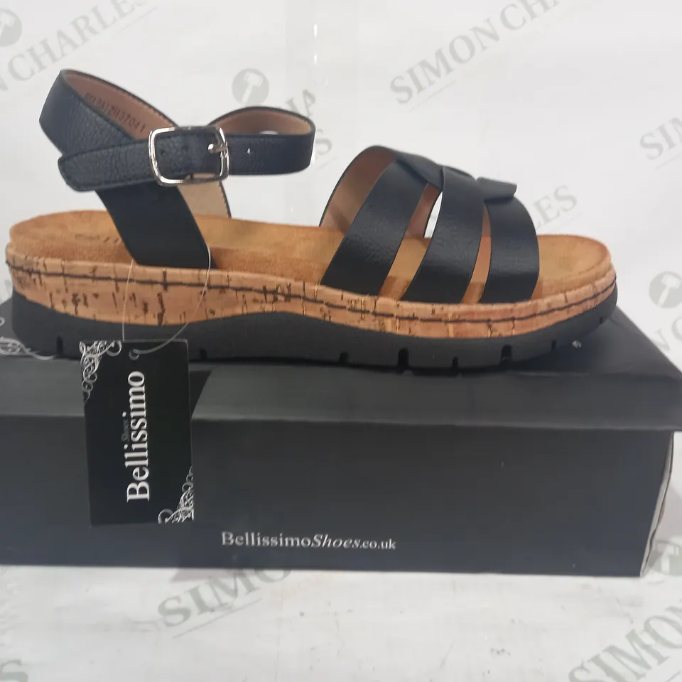 BOXED PAIR OF BELLISSIMO OPEN TOE LOW WEDGE SANDALS IN BLACK SIZE 7