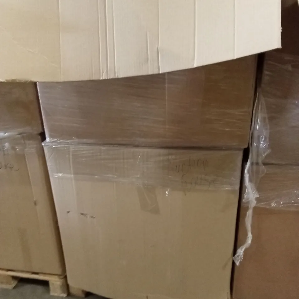 PALLET CONTAINING A LARGE QUANTITY OF BEDDING PRODUCTS