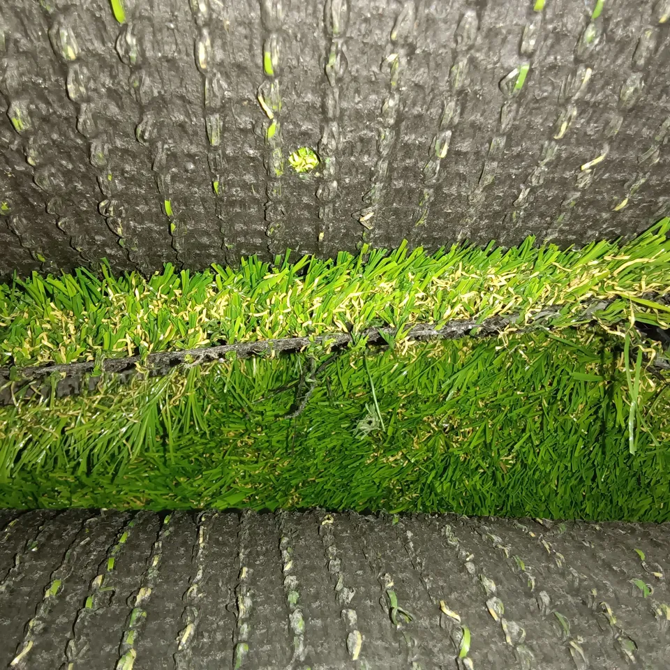 ROLL OF ARTIFICIAL GRASS - 4 X 7M