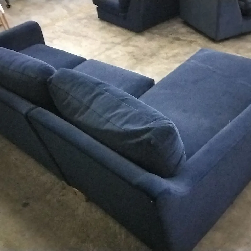 QUALITY DESIGNER LOUNGE CO CORNER GROUP SOFA WITH CHAISE SECTION IN NAVY BLUE PLUSH FABRIC