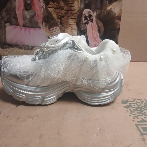 BOXED KOI KELPIE WHIMSICAL TRAINERS IN CREAM- UK 3