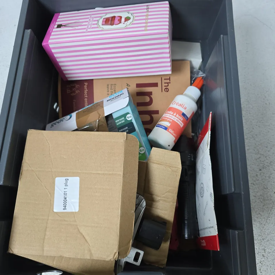 BOX CONTAINING A MIX OF 15 ASSORTED ITEMS INCLUDING  LUXURY REED DIFFUSER, TORCH, DRILL