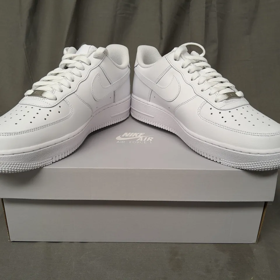 BOXED PAIR OF NIKE AIR FORCE 1 '07 SHOES IN WHITE UK SIZE 8.5